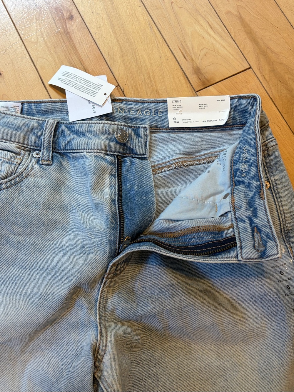 NWT American Eagle Mom Jeans Strigid in Blue Breeze size six (6) - Picture 5 of 9